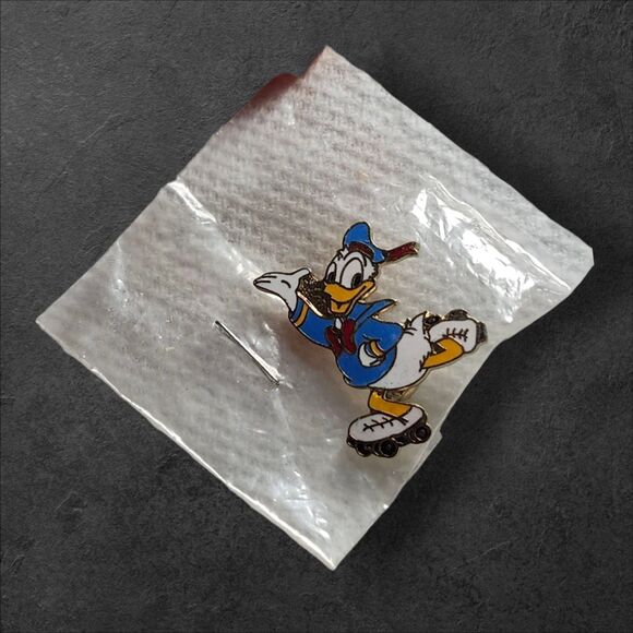 Vintage Walt Disney Productions Donald Duck Roller Skates Pin w/ Bar Clasp NOS - Picture 2 of 6